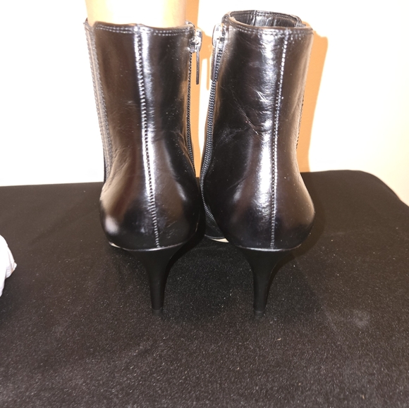 Vince Camuto Womens Ambind Black Leather Almond Toe Ankle Boots Shoes NWT - Picture 5 of 6